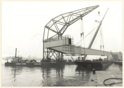 Transport over het Spaarne van bij Conrad-Stork vervaardigde kranen. NL-HlmNHA 54004864