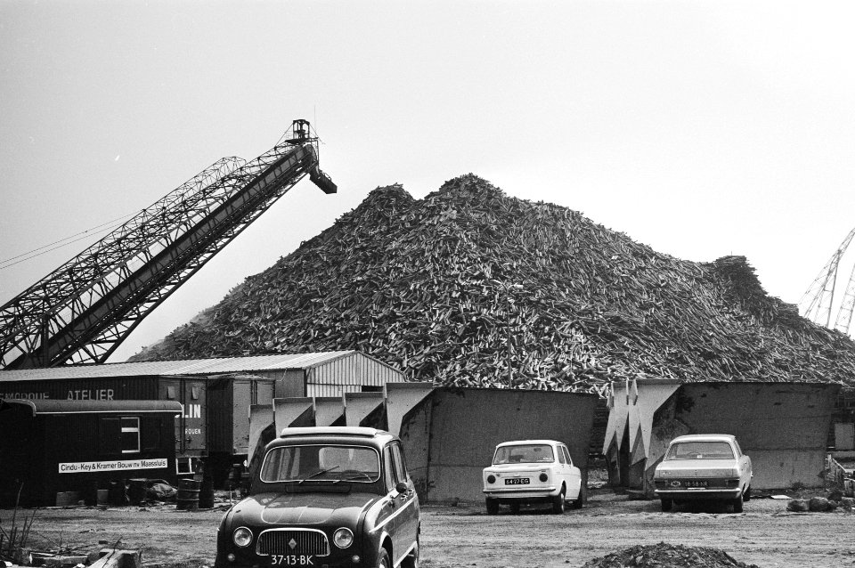 Transportband maakt berg hout, Bestanddeelnr 924-4415