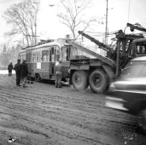 Tram wordt door een takelwagen afgevoerd, Bestanddeelnr 918-6867