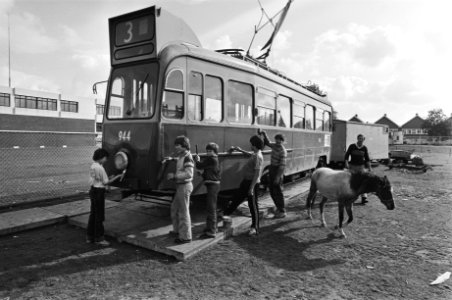 Tram op Jeugdland-Noord in Amsterdam kinderen knappen de tram op, Bestanddeelnr 931-0142