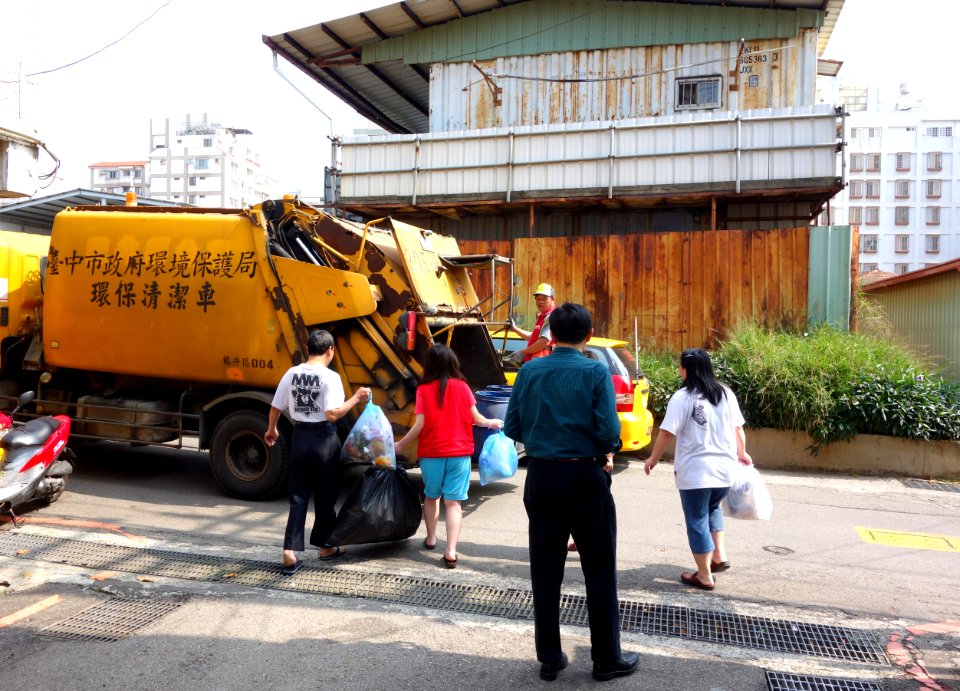 Trash collection - Tung-hai Hua-yüan Bie-shu - Taichung, Taiwan - DSC01819