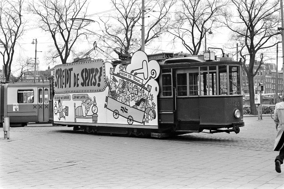 Tram met groot bord spreidt de spits, Bestanddeelnr 926-0559
