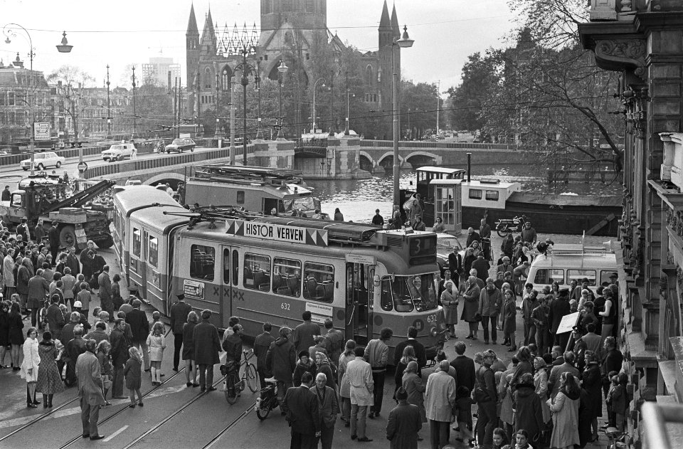 Tram uit de bocht op hoek van Weesperzijde en Ruyschstraat in Amsterdam, Bestanddeelnr 923-9483