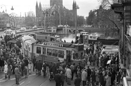 Tram uit de bocht op hoek van Weesperzijde en Ruyschstraat in Amsterdam, Bestanddeelnr 923-9483