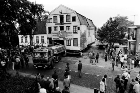 Transport van kaaspakhuis uit Landsmeer naar het Zuiderzeemuseum in Enkhuizen v, Bestanddeelnr 930-8779