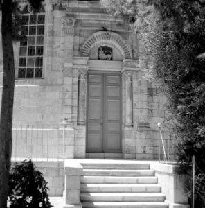 Trap naar de deur van een kerkgebouw, zogenaamde Abbesijnsche kerk, met een re, Bestanddeelnr 255-2287 photo