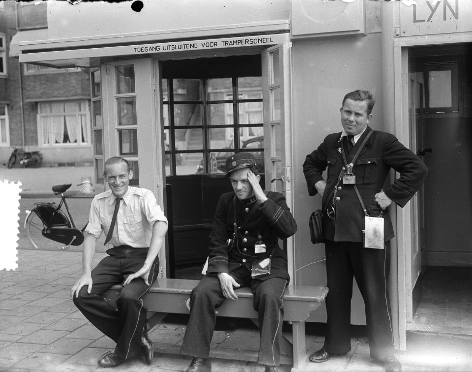 Tramconducteur met en zonder jasje Amsterdam, Bestanddeelnr 905-2062