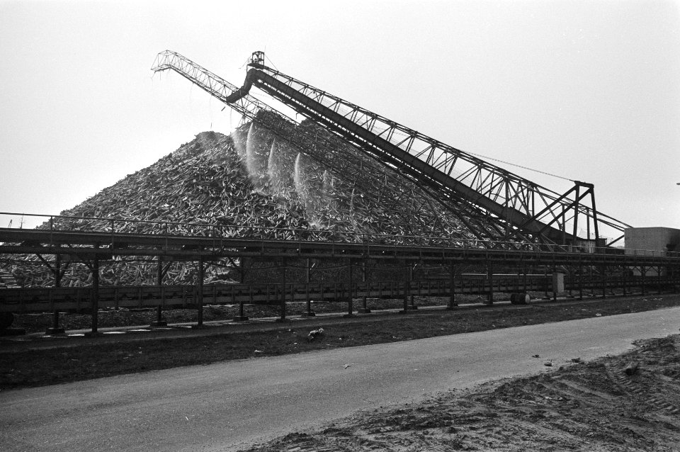 Transportband maakt berg hout, Bestanddeelnr 924-4416