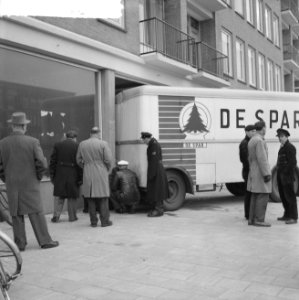 Transportauto van De Spar rijdt tegen pui van sportzaak aan de Johan Huizingalaa, Bestanddeelnr 912-0903