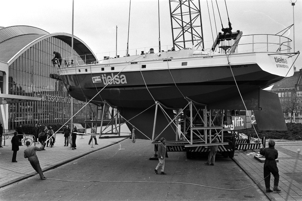 Transport van een schip voor de RAI, vermoedelijk de oceanracer Tielsa, Bestanddeelnr 929-0501