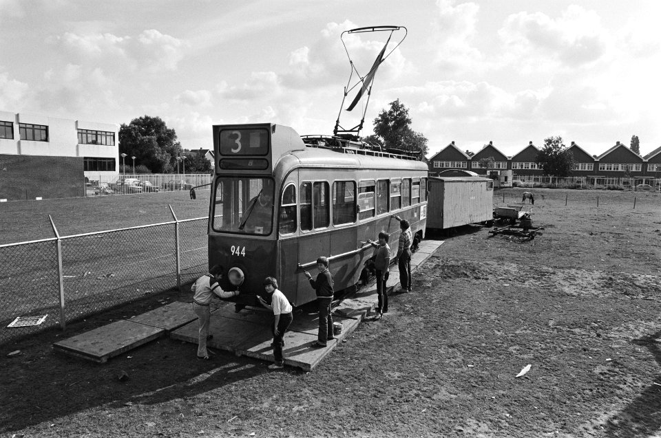 Tram op Jeugdland-Noord in Amsterdam kinderen knappen de tram op, Bestanddeelnr 931-0143