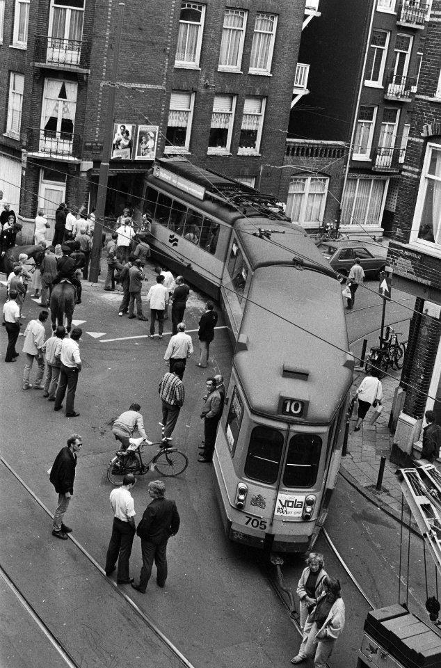 Tram uit de bocht gevlogen en tegen huis gebotst Hoek van der Hoopstraat en Gro, Bestanddeelnr 933-7156
