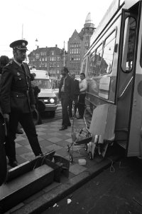 Tram ontspoord op de Dam, Amsterdam, vernield wandelwagen bij tram, Bestanddeelnr 925-8569