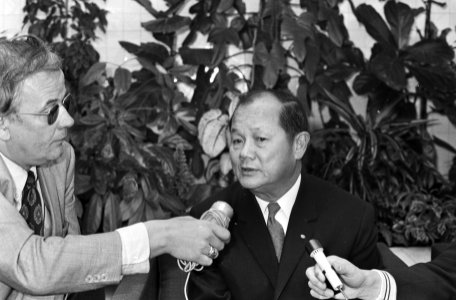 Tram Van Lam (r) beantwoordt vragen van journalisten, Bestanddeelnr 924-5054