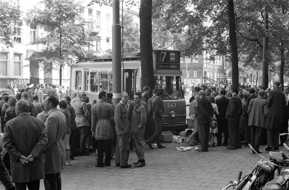 Tram tegen bomen in Sarphatistraat, Bestanddeelnr 912-8627
