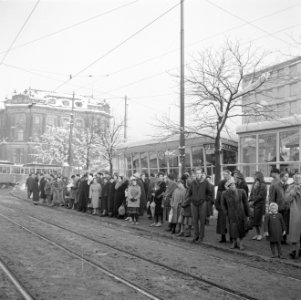 Tramhalte Karlsplatz met wachtende passagiers. Op de achtergrond het oude beurs…, Bestanddeelnr 254-3714