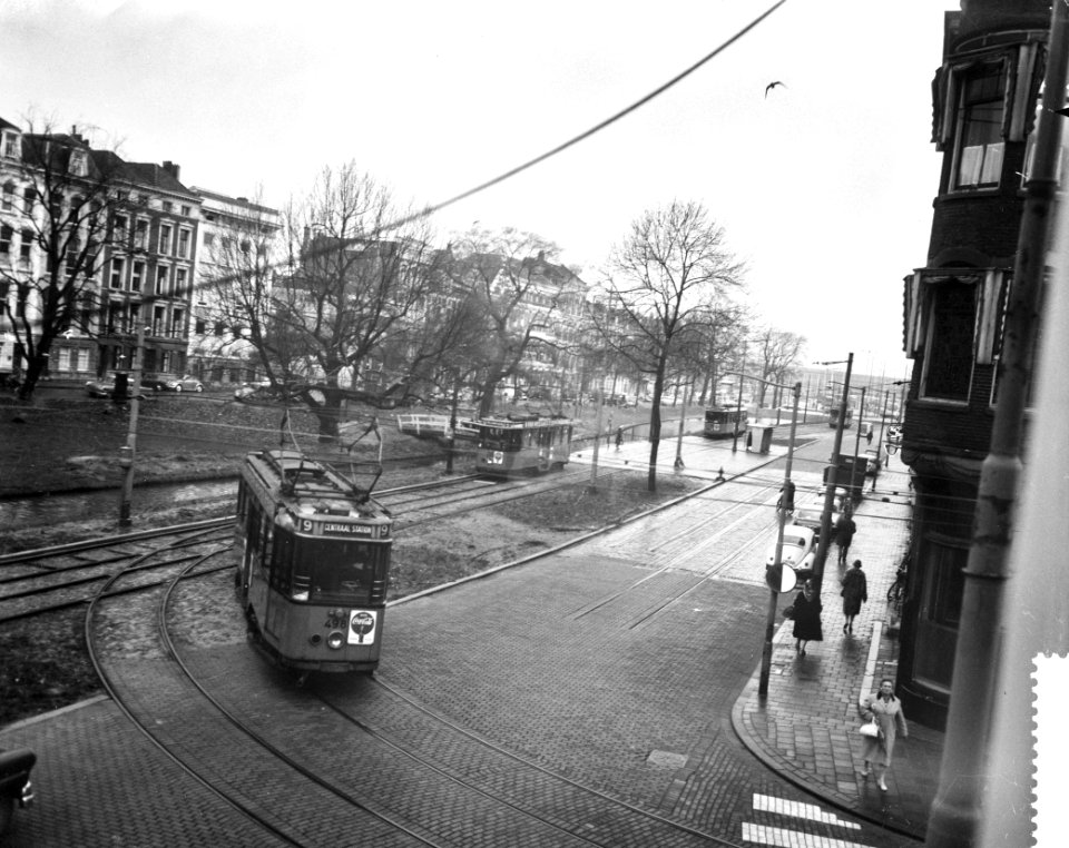 Tramomlegging voor de metrobouw te Rotterdam Trams rijden via de Mauritsweg, Bestanddeelnr 911-8137
