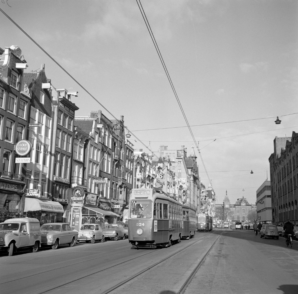 Tram rijdt op het Damrak komende vanaf het Centraal Station, Bestanddeelnr 254-5150