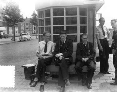 Tramconducteur met en zonder jasje Amsterdam, Bestanddeelnr 905-2060