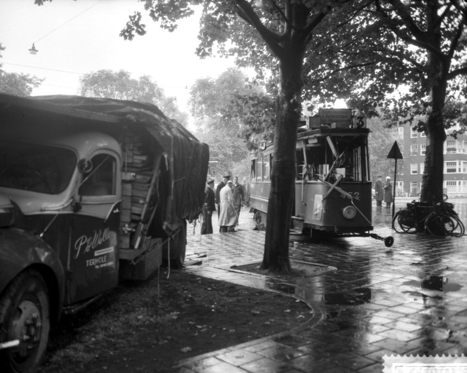 Trambotsing met vrachtautos op de Nassaukade, Bestanddeelnr 910-5814