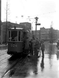 Tram op een regenachtig Roelof Hartplein te Amsterdam, Bestanddeelnr 189-1339