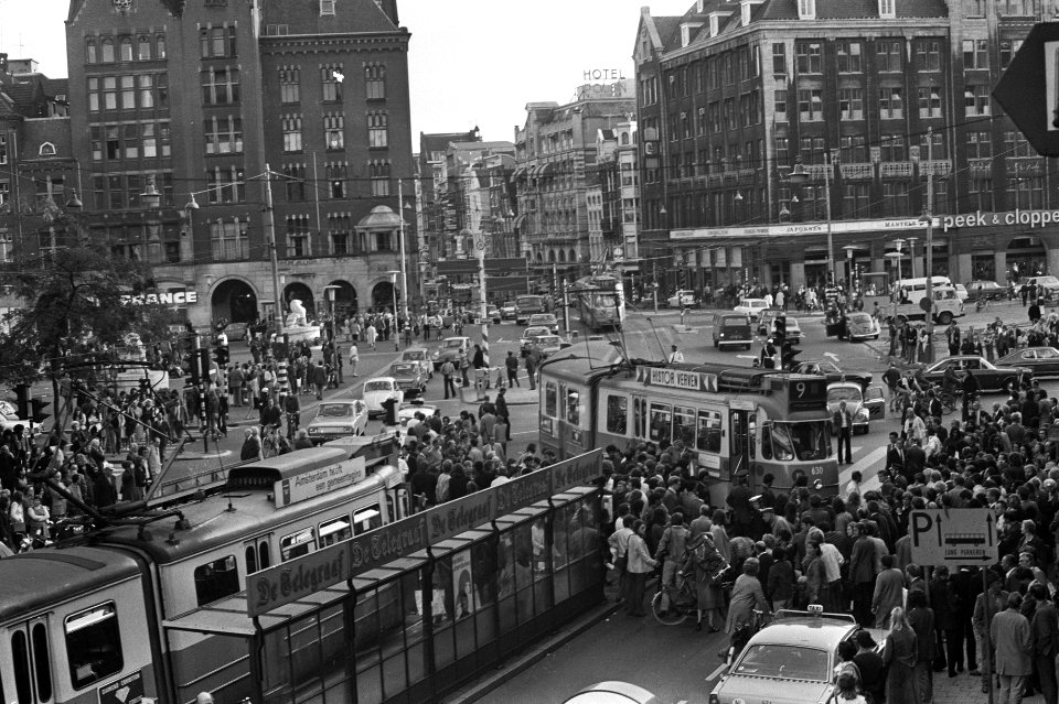 Tram ontspoord op de Dam, Amsterdam, Bestanddeelnr 925-8568