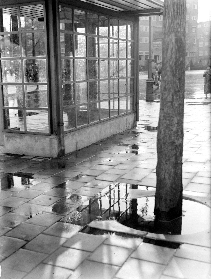 Tramhalte op een regenachtig Roelof Hartplein te Amsterdam, Bestanddeelnr 189-1341