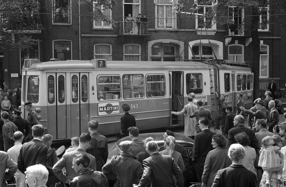 Tram tegen bomen in Sarphatistraat. Overzicht, Bestanddeelnr 912-8630