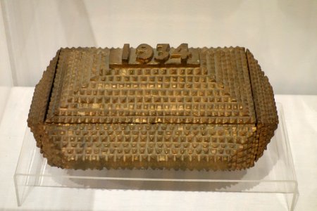 Tramp Art Box, American, unknown maker, 1934, wood - Huntington Museum of Art - DSC05097