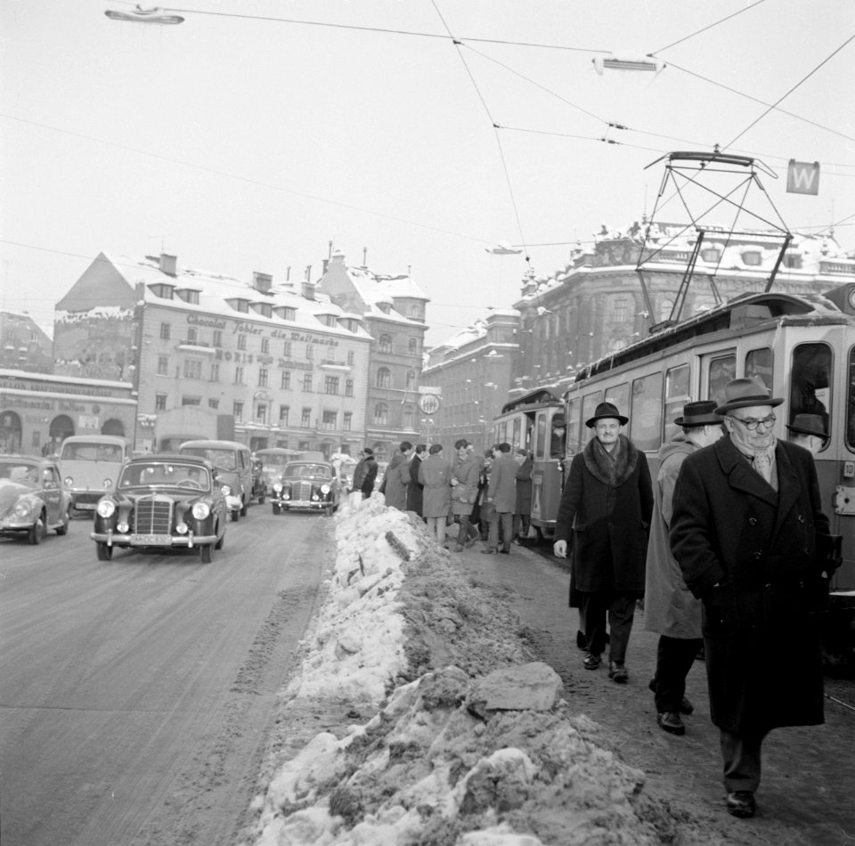 Tramhalte Karlsplatz in de sneeuw met links een Mercedes Benz, Bestanddeelnr 254-3713