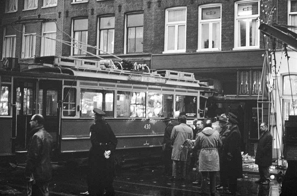 Tramlijn 27 rijdt in winkelpand hoek Kinkerstraat Nassaukade, Bestanddeelnr 917-2457
