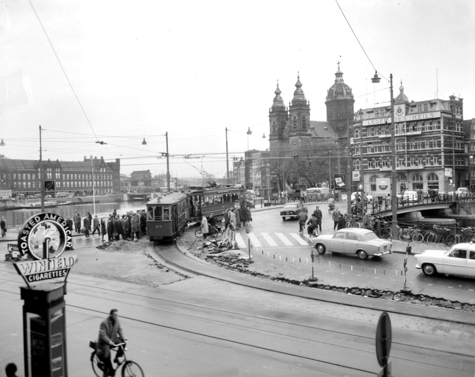 Trams over nieuwe lus bij Centraal Station langs Sint Nicolaas kerk, Bestanddeelnr 915-6572