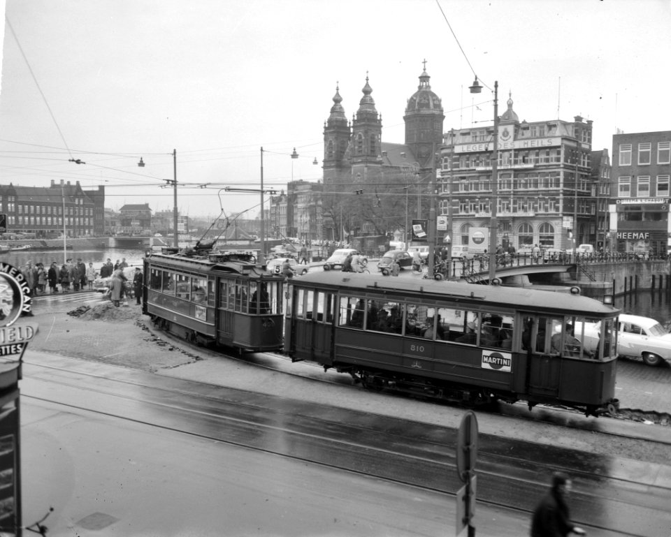 Trams over nieuwe lus bij Centraal Station langs Sint Nicolaas kerk, Bestanddeelnr 915-6571