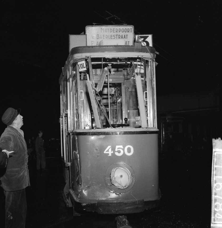 Trambotsing lijn 3 in de Wijttenbachstraat, ontspoorde motorwagen, Bestanddeelnr 911-6784