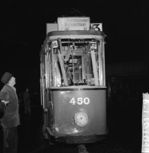 Trambotsing lijn 3 in de Wijttenbachstraat, ontspoorde motorwagen, Bestanddeelnr 911-6784