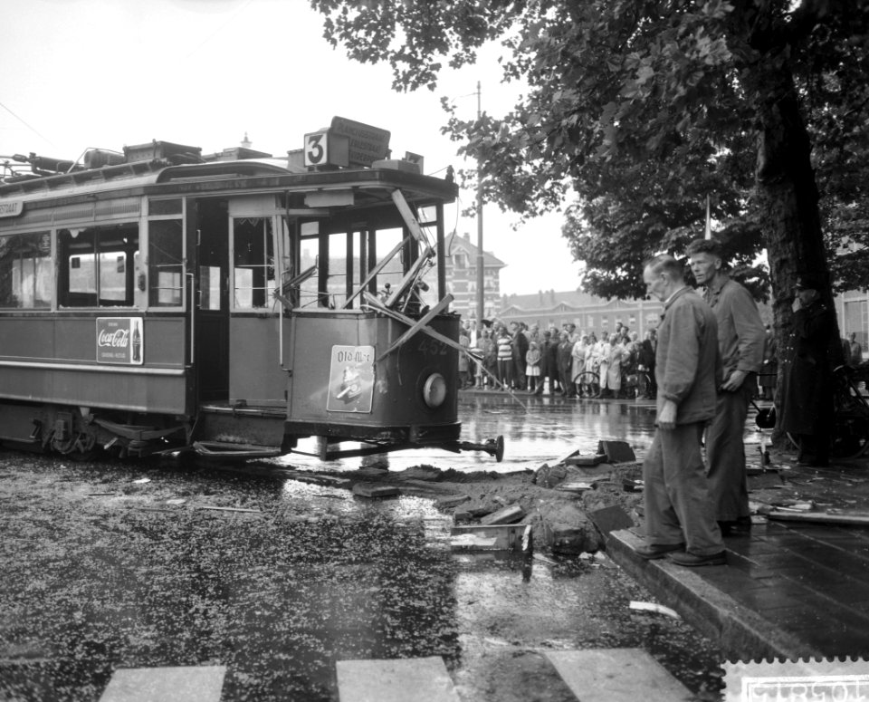 Trambotsing met vrachtautos op de Nassaukade, de verniel tram, Bestanddeelnr 910-5815