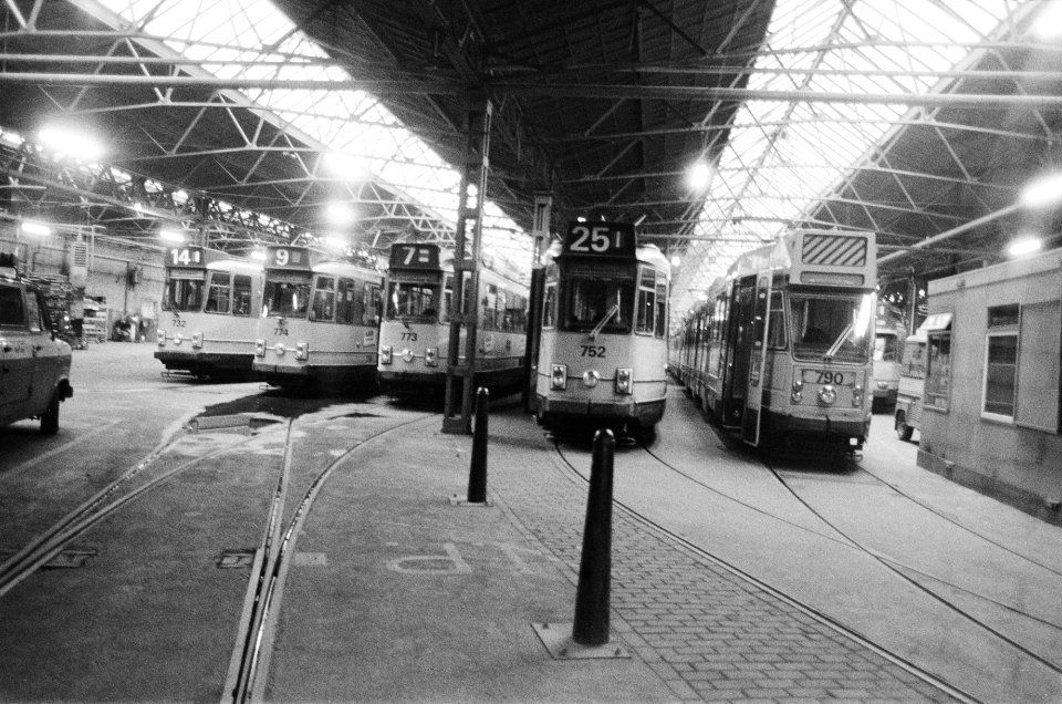 Trams in de remise in de Lekstraat, Bestanddeelnr 932-4096