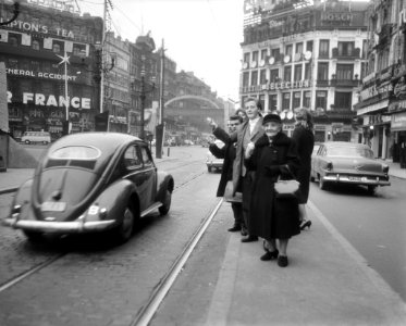 Tramstaking in Brussel, liftende mensen, Bestanddeelnr 909-9959