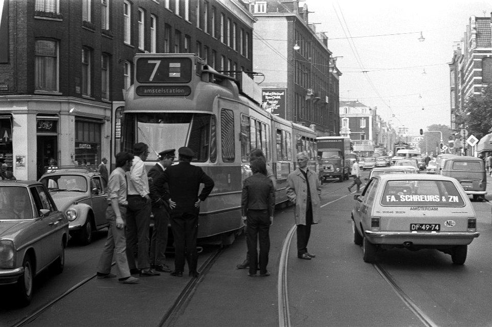 Trams staan stil door uitvallen stroom in gedeelte van Amsterdam, tram in Van Wo, Bestanddeelnr 925-8613