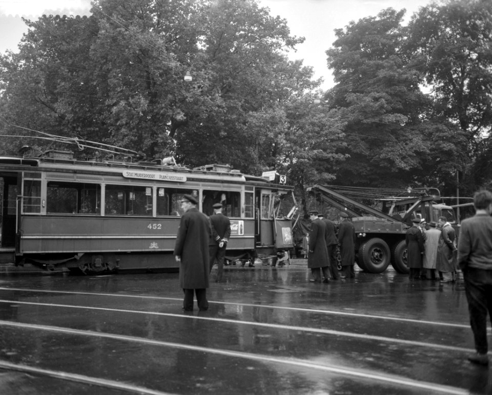 Trambotsing met vrachtautos op de Nassaukade, het wegslepen van de vernielde tra, Bestanddeelnr 910-5817