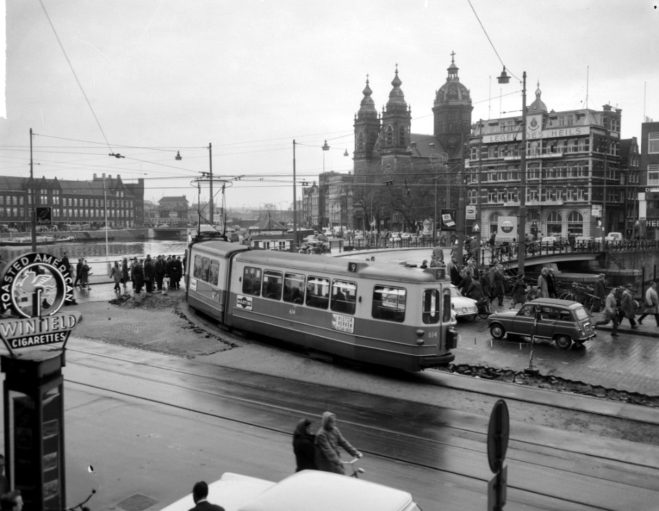 Trams over nieuwe lus bij Centraal Station langs Sint Nicolaas kerk, Bestanddeelnr 915-6570