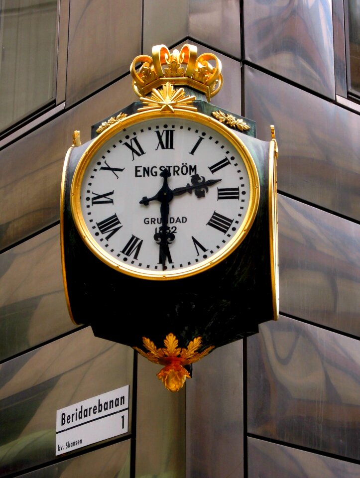 Wall clock figures alarm clock