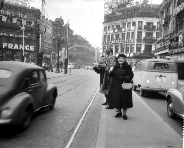 Tramstaking in Brussel, liftende mensen, Bestanddeelnr 909-9958