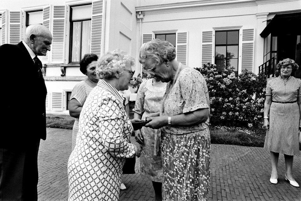Traditionele bejaardendefile ter ere van Prinses Juliana op Soestdijk Prinses J, Bestanddeelnr 931-5250