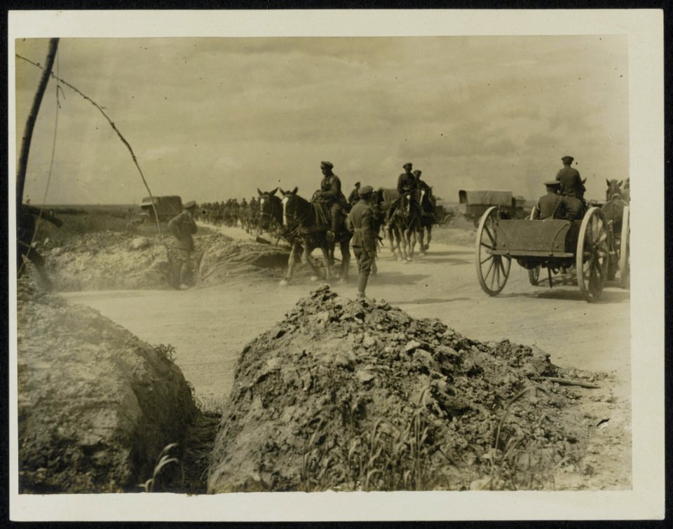 Traffic control on a main road - note policeman in centre of wood, Bestanddeelnr 158-0197