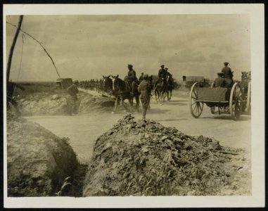 Traffic control on a main road - note policeman in centre of wood, Bestanddeelnr 158-0197