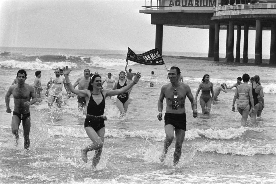 Traditionele nieuwjaarsduik in Scheveningen, Bestanddeelnr 933-8522