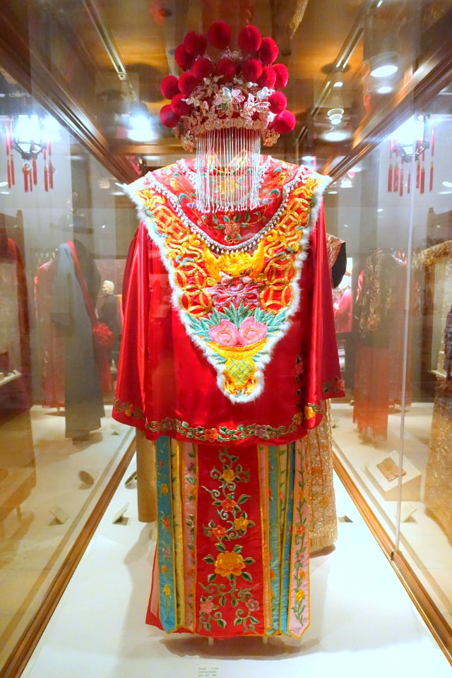 Traditional bride's wedding costume - Hong Kong Museum of History - DSC00946