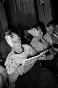 Traditioneel geklede Zeeuwse vrouwen bekijken de catalogus, Bestanddeelnr 919-7922