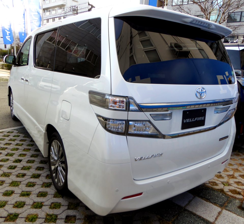 Toyota VELLFIRE 3.5Z GOLDEN EYES II (AH20W) rear (cropped)